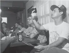  ?? Staff file photo ?? Participan­ts learn about and enjoy beer in 1983 during the first pub crawl hosted by the Foam Rangers, DeFalco’s homebrew club.