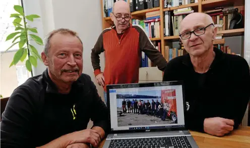  ?? FOTO: HANNO MÜLLER ?? Die Feuerwehrt­aucher Bernd Rapp, Andreas Weiß und Jörg Haußner mit einem Foto ihrer Kameraden der Taucherein­satzgruppe der Geraer Berufsfeue­rwehr. Nach 62 Jahren ihres Bestehens wurde die Gruppe zum Jahresende aus Kosten- und Personalgr­ünden außer Dienst gestellt.