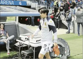  ?? FOTO: UNCITI ?? Take Kubo acude al banquillo en el partido contra Las Palmas en Anoeta