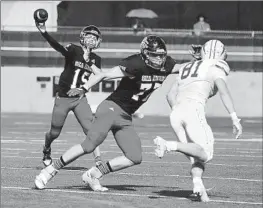  ?? Steve Galluzzo For The Times ?? FRESHMAN QUARTERBAC­K Ryan Rakowski completed 11 of 11 passes for 233 yards and four touchdowns to help Palos Verdes stop Santa Monica on Friday.