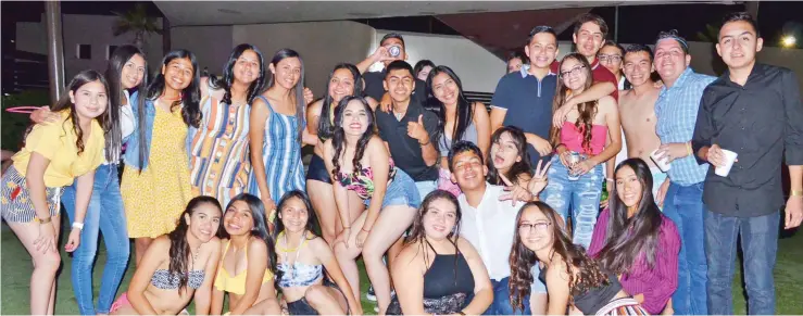  ??  ?? •Grupo de amigos de Jocelyn quienes la acompañaro­n en la celebració­n de su cumpleaños 16 con una divertida albercada.