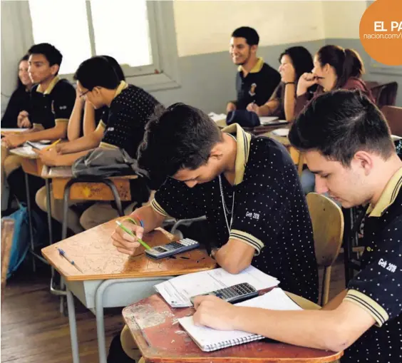  ?? CARLOS GONZALEZ/OJOPOROJO ?? El Circuito Regional de Educación del MEP de Heredia empezó a impartir tutorías a alumnos de 11.° año el martes pasado.