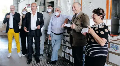  ??  ?? Au Parc Routier zone Bastillac, Michel Pélieu, Président du Conseil Départemen­tal des Hautes-Pyrénées, remettait au maire de Tarbes, Gérard Trémège, 40 000 masques lavables.