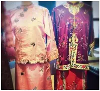  ??  ?? Traditiona­l Peranakan wedding costumes.