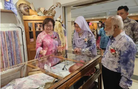  ?? ?? Diana (left) briefs Fatimah on the batik linut textile.