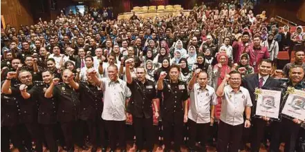  ?? BERNAMA PIC ?? MACC Chief Commission­er Tan Sri Dzulkifli Ahmad (front row, sixth from left) during the launch of the ‘Gerakan Memerangi Pemberi Rasuah’ programme in Kuala Lumpur yesterday. With him is Kuala Lumur Mayor Tan Sri Mhd Amin Nordin Abd Aziz (front row,...