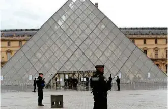  ?? Christophe Ena/Associated Press ?? Policiais patrulham entrada do museu do Louvre, em Paris, após tentativa de ataque