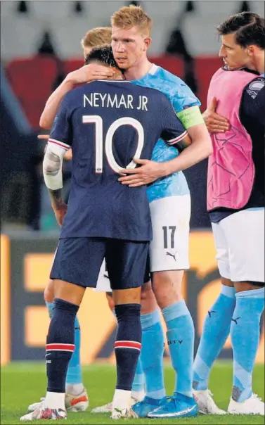  ??  ?? De Bruyne y Neymar se abrazan al finalizar el partido.
