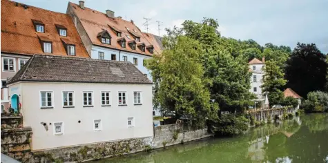  ?? Foto: Leitenstor­fer ?? Bald beginnt die Sanierung der Ufermauer südlich der Karolinenb­rücke in Landsberg. Sie sorgt derzeit für regen Schriftwec­hsel unter den Stadträten. Am 10. September ist eine Pressekonf­erenz geplant, in der es um den Zugang zum Wildpark während der gesamten Bauzeit geht.