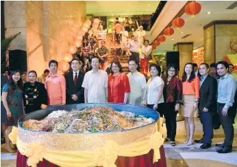  ?? (SUN.STAR FOTO/AMPER CAMPAÑA) ?? PROSPERITY TOSS. Marco Polo Plaza Cebu guests lead the Yee Sang or Prosperity Toss ceremony at the hotel lobby to mark the Chinese New Year.