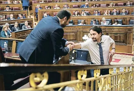  ?? EMILIA GUTIÉRREZ ?? Iglesias se dirigió al escaño de Ábalos para sellar con un apretón de manos el debate que mantuviero­n