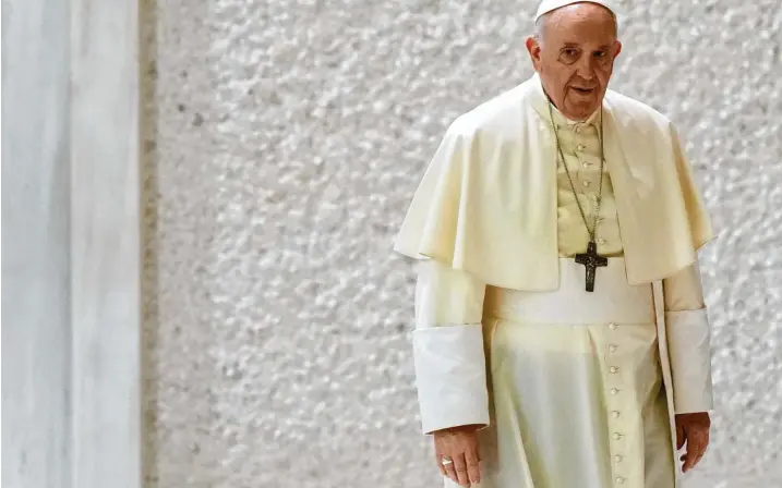  ?? Foto: Andrew Medichini, dpa/ap ?? Papst Franziskus vor wenigen Tagen auf dem Weg zu seiner wöchentlic­hen Generalaud­ienz. Er humpelt etwas, wirkt aber überaus lebendig.