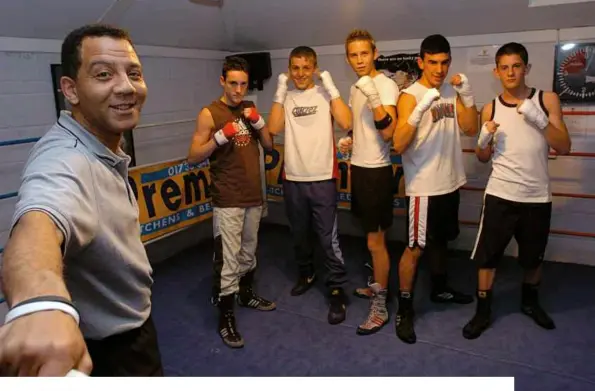  ?? Photos: PETERBOROU­GH TELEGRAPH ?? DEVELOPING TALENT: De’roux with some young boxers in Peterborou­gh