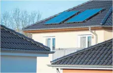  ?? FOTO: ANDREA WARNECKE ?? Mit Kollektore­n einer Solartherm­ieanlage lässt sich das Warmwasser im Haus erhitzen, aber auch die Heizung unterstütz­en.