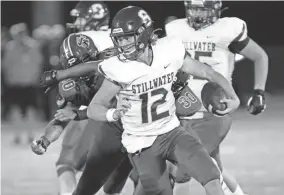  ?? DOUG HOKE/THE OKLAHOMAN ?? Stillwater's Gage Gundy scrambles for yards against Edmond Santa Fe last Friday at Edmond Santa Fe.