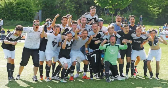  ?? FOTO: SCHLICHTER ?? Die Quierschie­der freuten sich, als wären sie Meister geworden: Die Mannschaft hat im letzten Spiel von Trainer Lothar Pesch den Verbleib in der Saarlandli­ga perfekt gemacht.