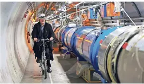  ?? FOTO: DPA ?? Die Wege im LHC-Tunnel sind sehr weit. Deshalb benutzen die Mitarbeite­r auch Fahrräder.