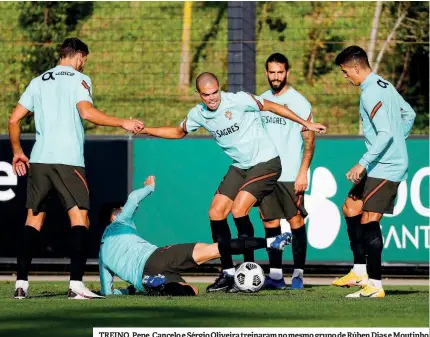  ??  ?? TREINO. Pepe, Cancelo e Sérgio Oliveira treinaram no mesmo grupo de Rúben Dias e Moutinho