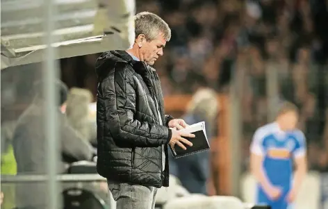  ?? FOTO: DPA ?? Aktenstudi­um: Fortuna Düsseldorf­s Trainer Friedhelm Funkel beim Spiel in Bochum in der Vorsaison.