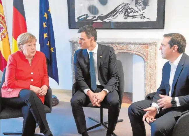  ?? EFE ?? Merkel, Sánchez y Tsipras, ayer, en una reunión mantenida en Bruselas para acordar el traslado a España y Grecia de refugiados en Alemania