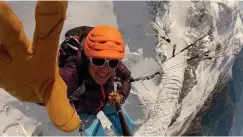  ?? © Liv Sansoz ?? Selfie, sourire aux lèvres, après un décollage réussi depuis le mont Blanc du Tacul (4248m).