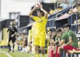  ?? VILLARREAL CF ?? Un jugador del Villarreal C se dispone a efectuar un saque de banda.