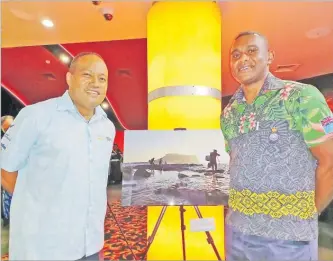  ?? Picture: PEKAI KOTOISUVA ?? Fiji Police Force inspector George Mar and Sgt Kiniboi enjoy the evening at the
photo exhibition opening.