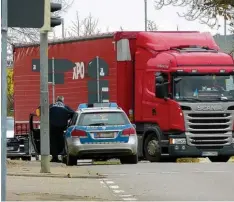  ?? Foto: Martin Bauch ?? Die Polizei regelt den Verkehr auf Höhe der Abzweigung Richtung Oberdorf und Ker kingen.