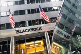  ?? (Bloomberg News WPNS/Jeenah Moon) ?? U.S. flags mark the entrance to BlackRock headquarte­rs in New York in 2021.