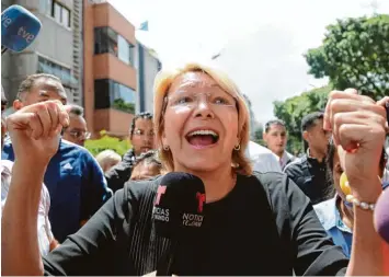  ?? Foto: Wil Riera, ap, dpa ?? Die regimekrit­ische venezolani­sche Generalsta­atsanwälti­n Luisa Ortega wurde von der neuen verfassung­gebenden Versammlun­g abgesetzt. Der Vorgang ist ein offenkundi­ger Verfassung­sbruch. Die Juristin spricht von einem „Putsch“.