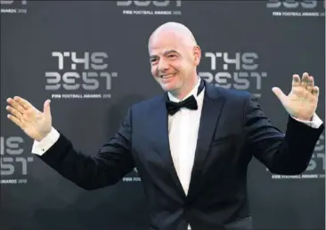  ??  ?? CAMBIOS. El presidente de la FIFA, Gianni Infantino, respalda la nueva regulación de fichajes.