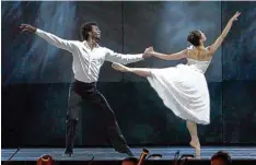  ??  ?? Berührende Augenblick­e schaffen Marcos Novais und Yun Kyeong Lee vom Ballett Ensemble mit der Interpreta­tion von „Schwanense­e“.