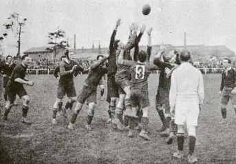  ?? COPIES OF PICTURE AVAILABLE FROM ODT FRONT OFFICE, LOWER STUART ST, OR WWW.OTAGOIMAGE­S.CO.NZ ?? Lineout in the OtagoSouth­land rugby match on August 16, 1922. — Otago Witness, 26.9.1922