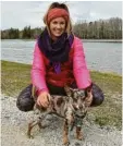  ??  ?? Anna Donderer geht Gassi mit Hund Sparky am Kuhsee.