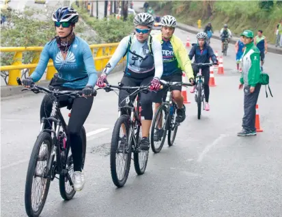  ?? FOTO DONALDO ZULUAGA ?? A pesar de la alerta naranja, el pasado domingo se inauguró la ciclovía de 17 kilómetros de la vía entre San Diego y el alto de Las Palmas.