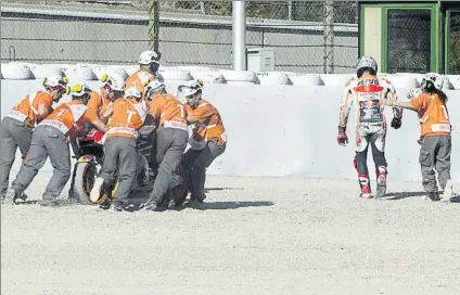  ?? FOTO: GETTY ?? La vigesimose­xta caída de Marc esta temporada Personal del circuito levanta la moto del de Cervera, que no sufrió daño alguno