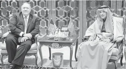  ?? — Gambar AF ?? MESRA: Pompeo (kiri) bertemu dengan al-Jubeir setibanya di Riyadh, semasa lawatan menyeluruh ke Timur Tengah, pada Ahad.