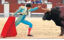  ?? ?? El mexicano Joselito Adame desafía al toro durante la tarde de ayer.