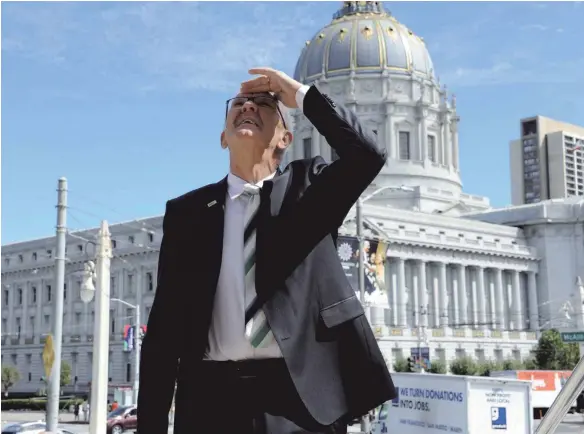  ?? FOTO: DPA ?? „The sky is the limit“, sagen die Amerikaner – es gibt keine Grenzen: Ministerpr­äsident Winfried Kretschman­n vor dem Rathaus in San Francisco.