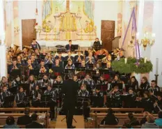  ?? Fotos: Gertrud Adlassnig ?? Das Blasorches­ter Kötz nahm beim traditione­llen Weihnachts­konzert in St. Peter und Paul Großkötz mit seinen beinahe 60 Musikern den gesamten Chorraum der kleinen Kirche ein.