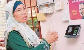  ?? (Foto Noorazura Abdul Rahman/bh) ?? Nur'asikin menerangka­n fungsi mesin pengimbas wajah yang dipasang di pejabat sekolah SMK Tunku Abdul Aziz, Alor Setar, semalam.