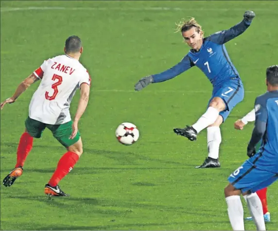  ??  ?? GRAN OCASIÓN. Tras participar en el 0-1 de Matuidi, Griezmann pudo sentenciar con esta volea mediada la primera mitad. El disparo, a bote pronto, salió roza ndo el poste.