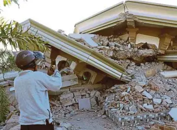  ??  ?? SEBUAH masjid di Tanjung runtuh ekoran gempa di Lombok.