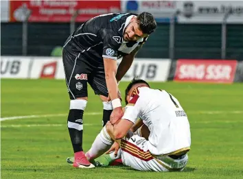  ?? FRESHFOCUS ?? Er kann nicht mehr tun, als Trost zu spenden: Armando Sadiku (l.) bei Albion Avdijaj.