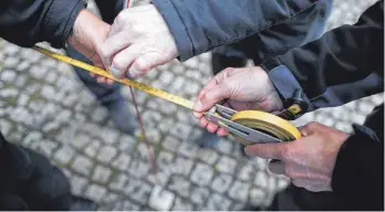  ?? FOTO: DAVID EBENER/DPA ?? Die Institutio­n der Feldgeschw­orenen ist das älteste bekannte und noch erhaltene kommunale Ehrenamt in Bayern. Es unterstütz­t Staatliche Vermessung­sämter.