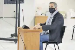  ?? CABANES ?? Imagen del cirujano Luis Senís en su interrogat­orio como acusado.