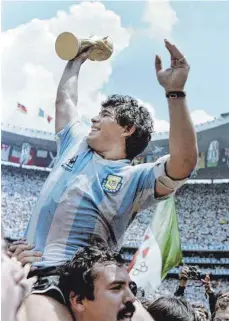  ?? FOTO: STAFF/AFP ?? Diego Maradona, hier mit dem Pokal nach dem Sieg bei der Weltmeiste­rschaft 1986 in Mexiko, wurde 60 Jahre alt.