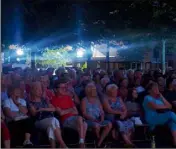  ??  ?? Le public était au rendez-vous, heureux de profiter également de la fraîcheur du soir.