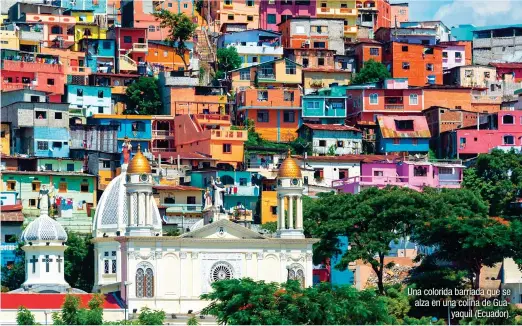  ??  ?? Una colorida barriada que se alza en una colina de Guayaquil (Ecuador).