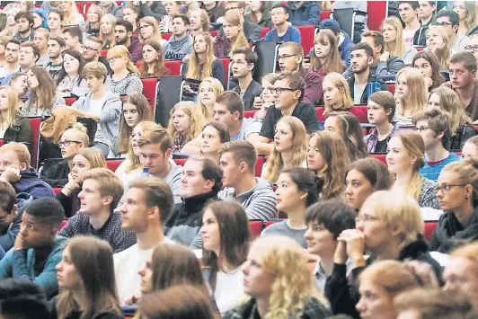  ?? FOTO: STRATENSCH­ULTE ?? In Deutschlan­d hält die Politik an einem beitragsfr­eien Studium fest – eine weltweite Ausnahme.